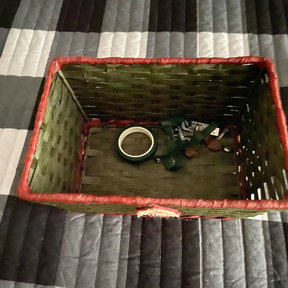 Green Christmas Basket decor - Picture 2 of 3